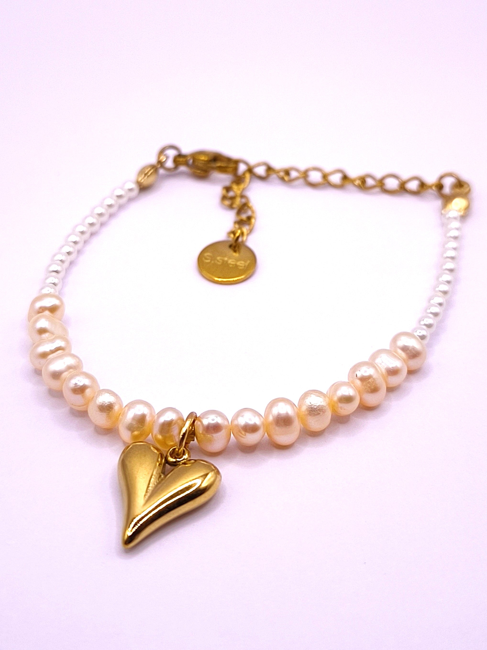 Perlenarmband aus Süßwasserzuchtperle und Edelstahlherz für Damen