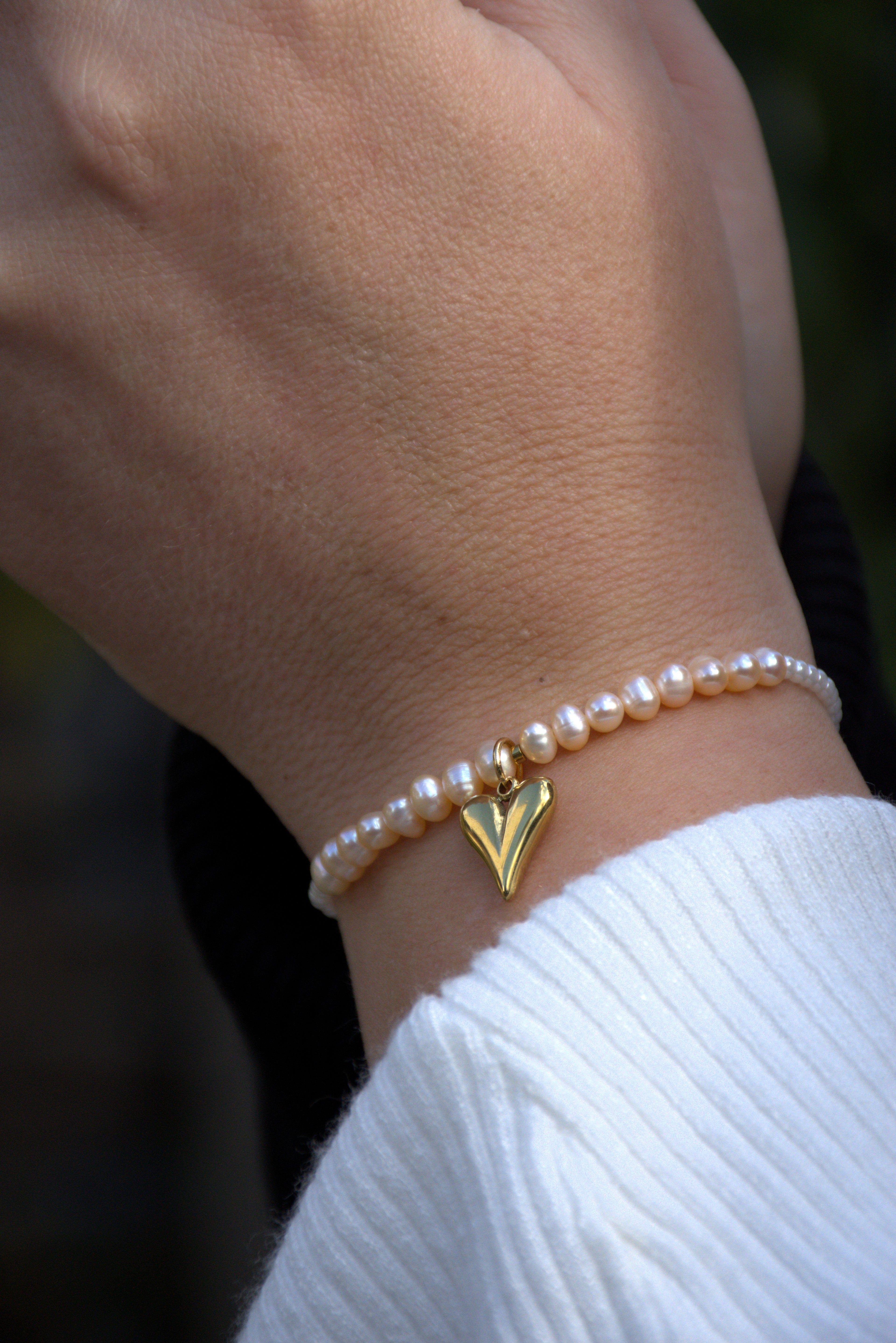 Perlenarmband aus Süßwasserzuchtperle und Edelstahlherz für Damen