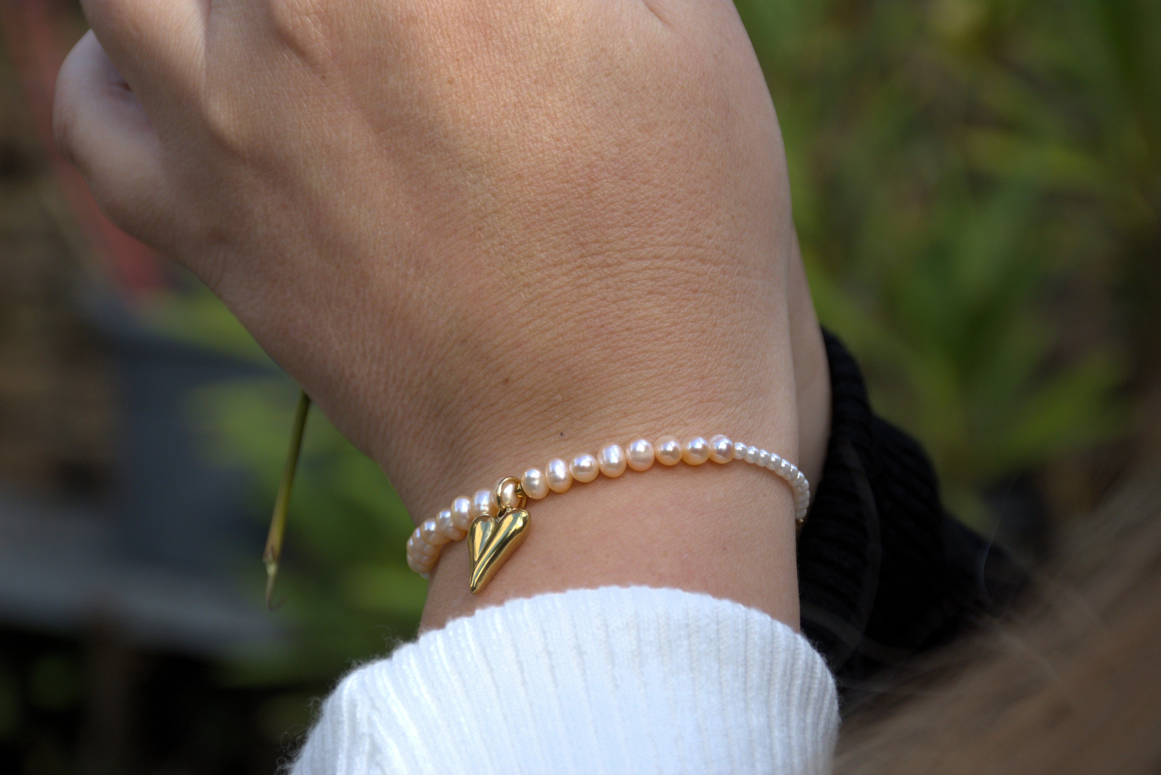 Perlenarmband aus Süßwasserzuchtperle und Edelstahlherz für Damen