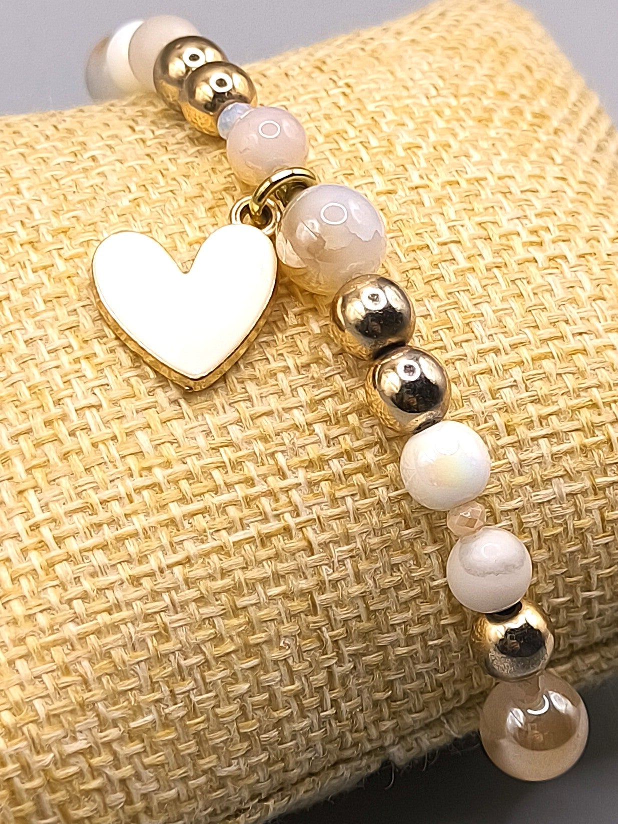 Perlenarmband aus Chrysokoll und Emaille-Herz für Damen