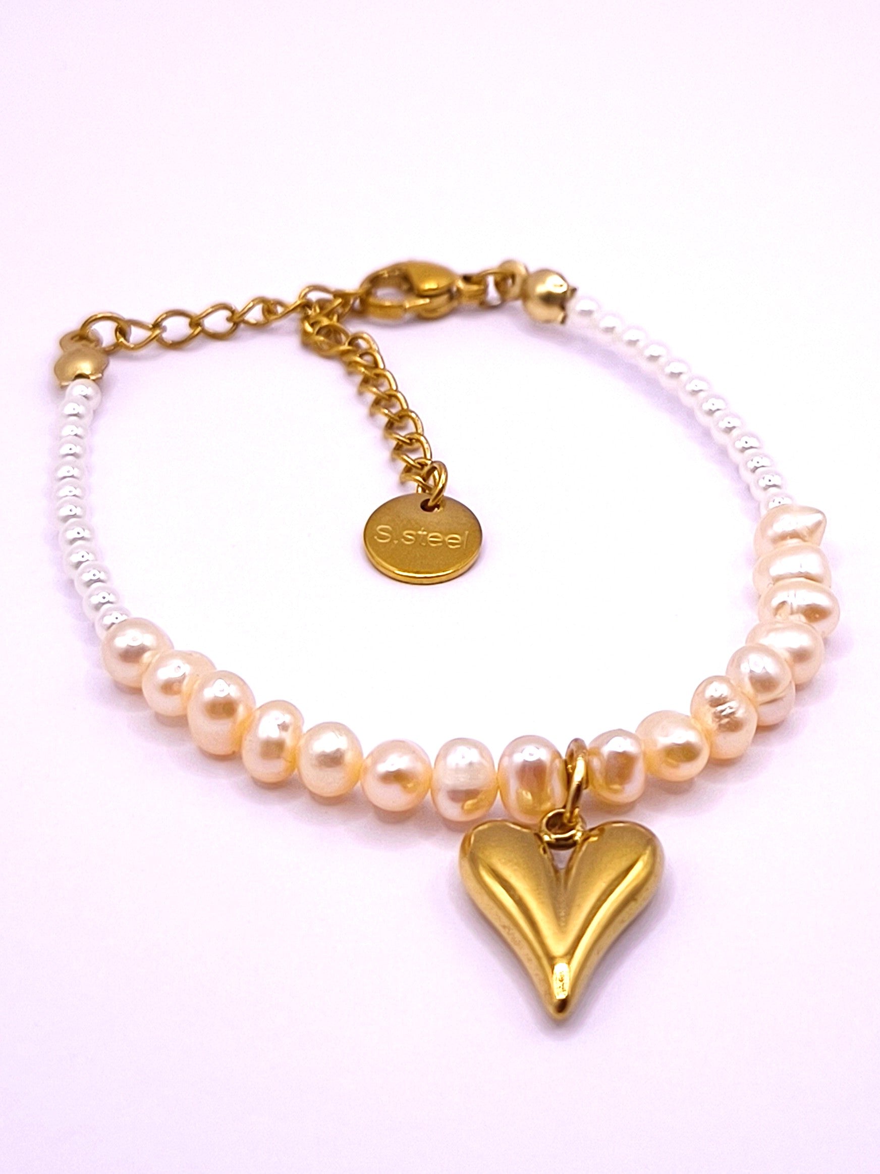Perlenarmband aus Süßwasserzuchtperle und Edelstahlherz für Damen