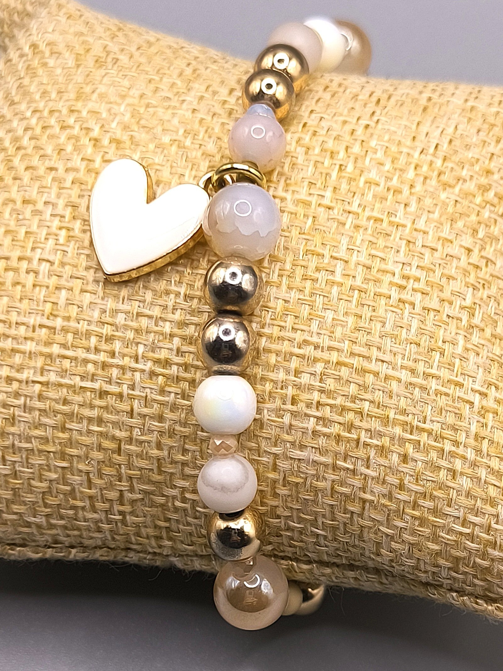 Perlenarmband aus Chrysokoll und Emaille-Herz für Damen