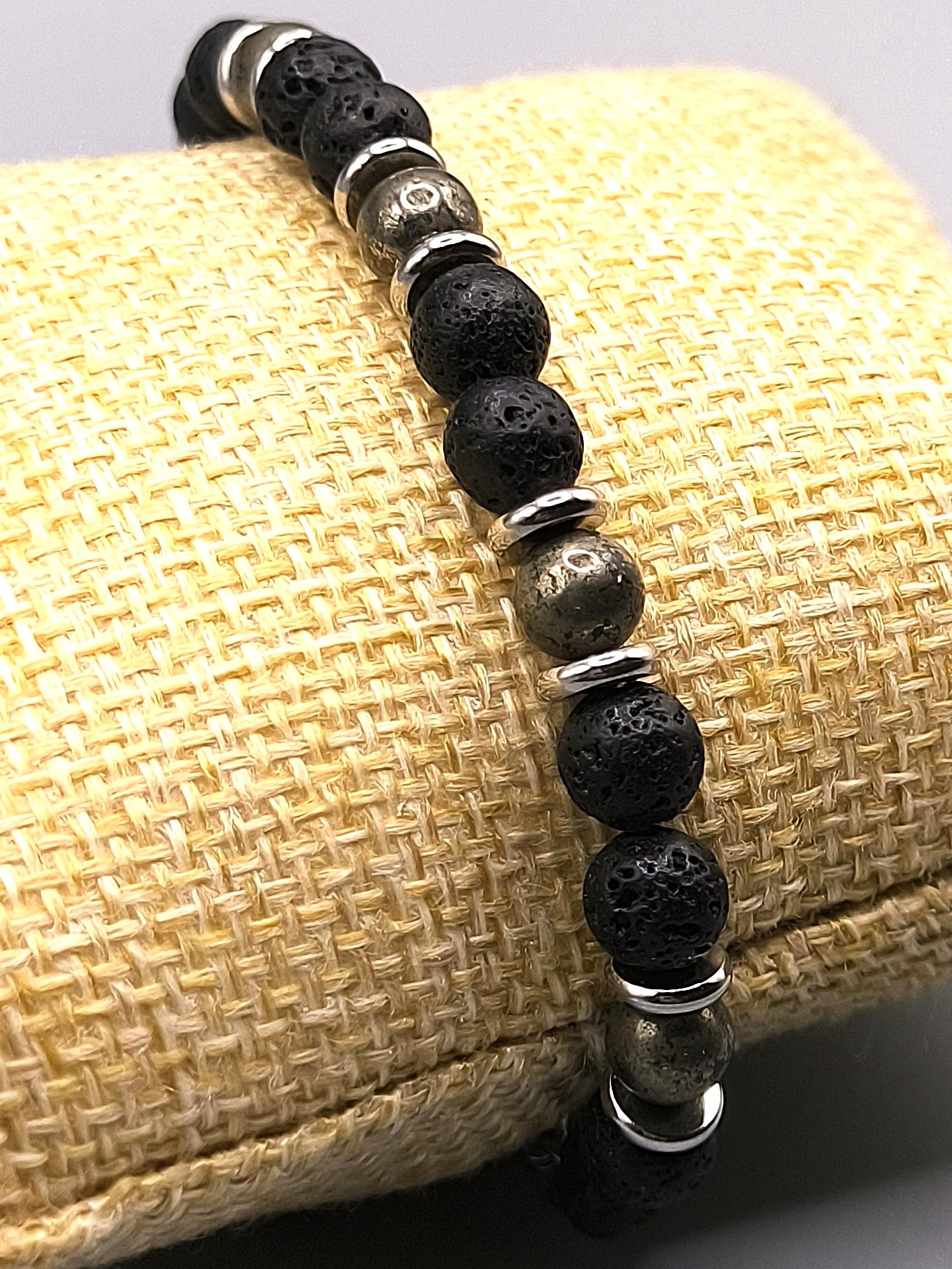 Perlenarmband aus Lavastein und Pyrit für Herren