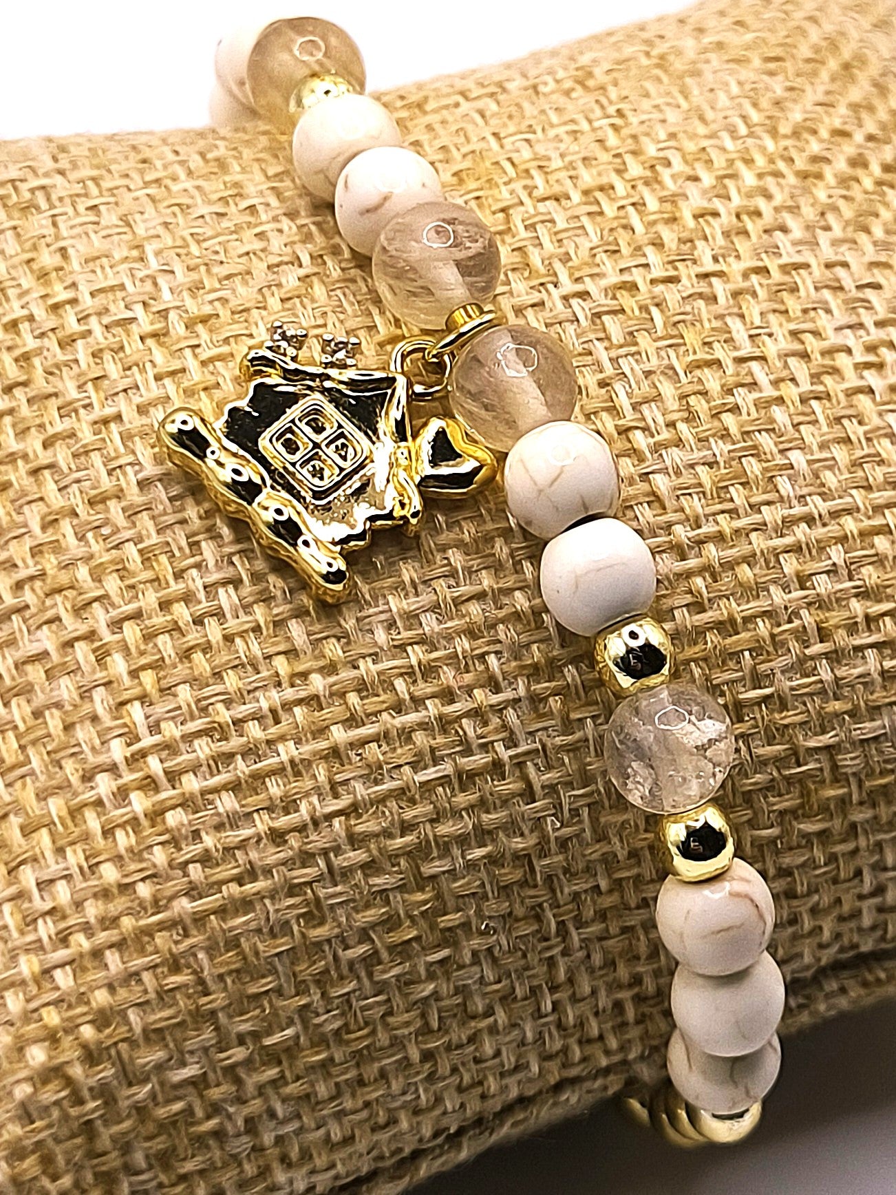 Perlenarmband aus Howlith, Citrin und Lebkuchenhaus-Anhänger für Damen