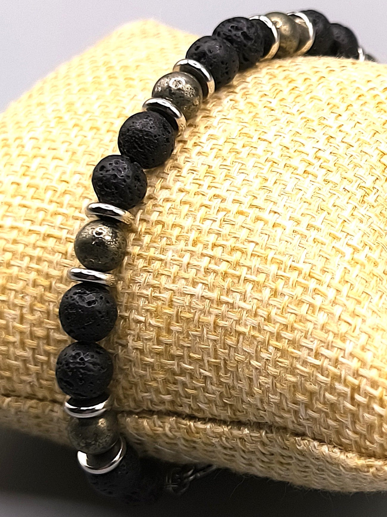 Perlenarmband aus Lavastein und Pyrit für Herren