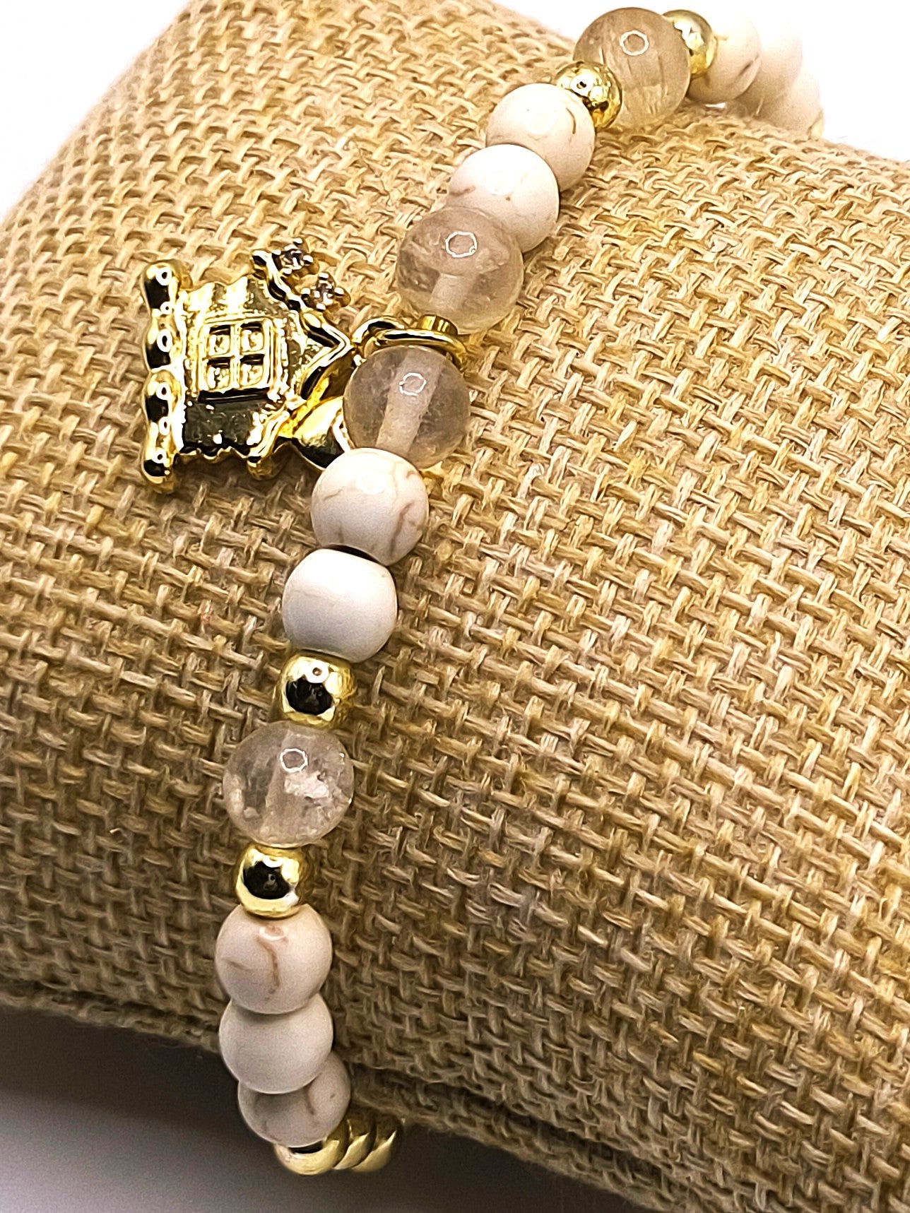 Perlenarmband aus Howlith, Citrin und Lebkuchenhaus-Anhänger für Damen