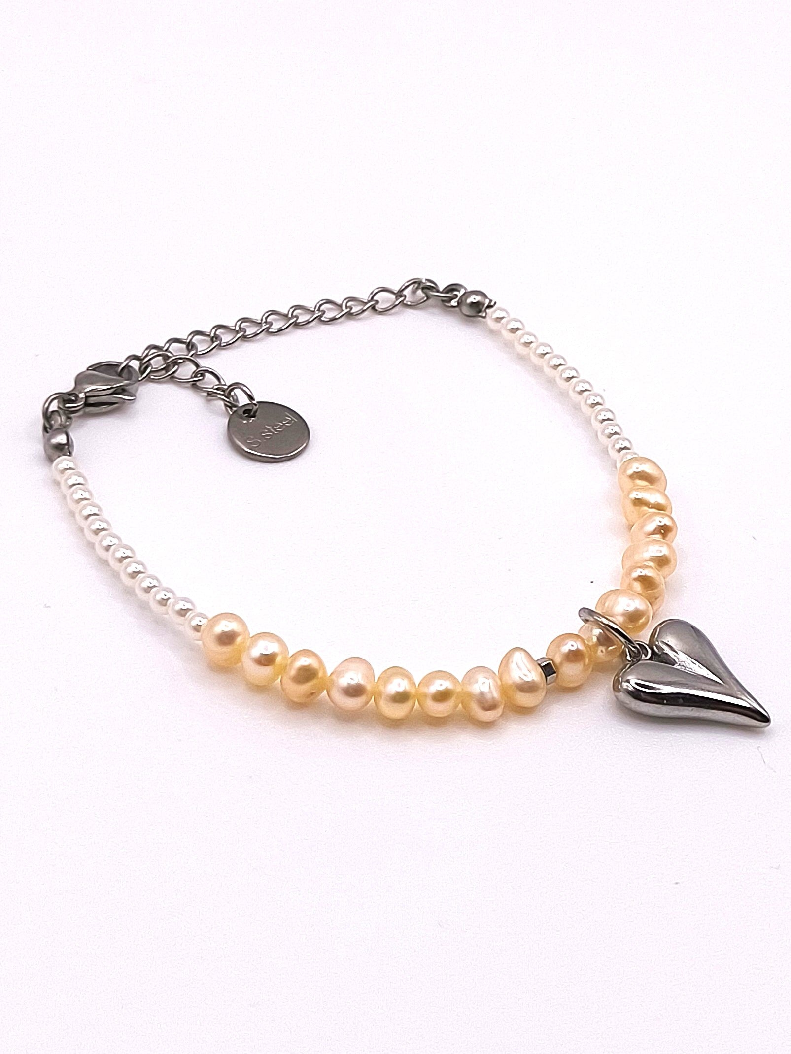 Perlenarmband aus Süßwasserzuchtperle und Edelstahlherz für Damen