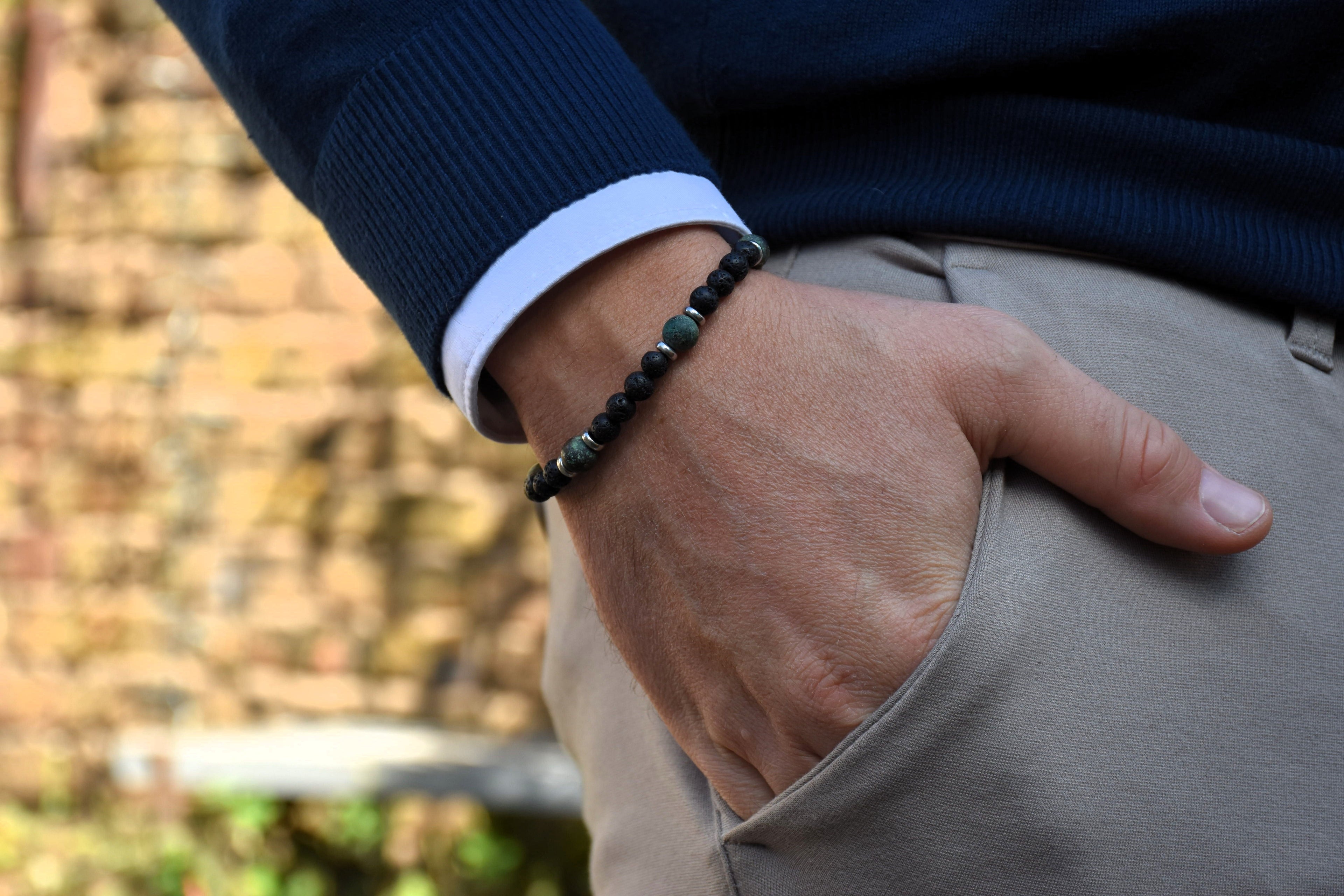 Perlenarmband aus Lavastein und grünem Naturstein für Herren