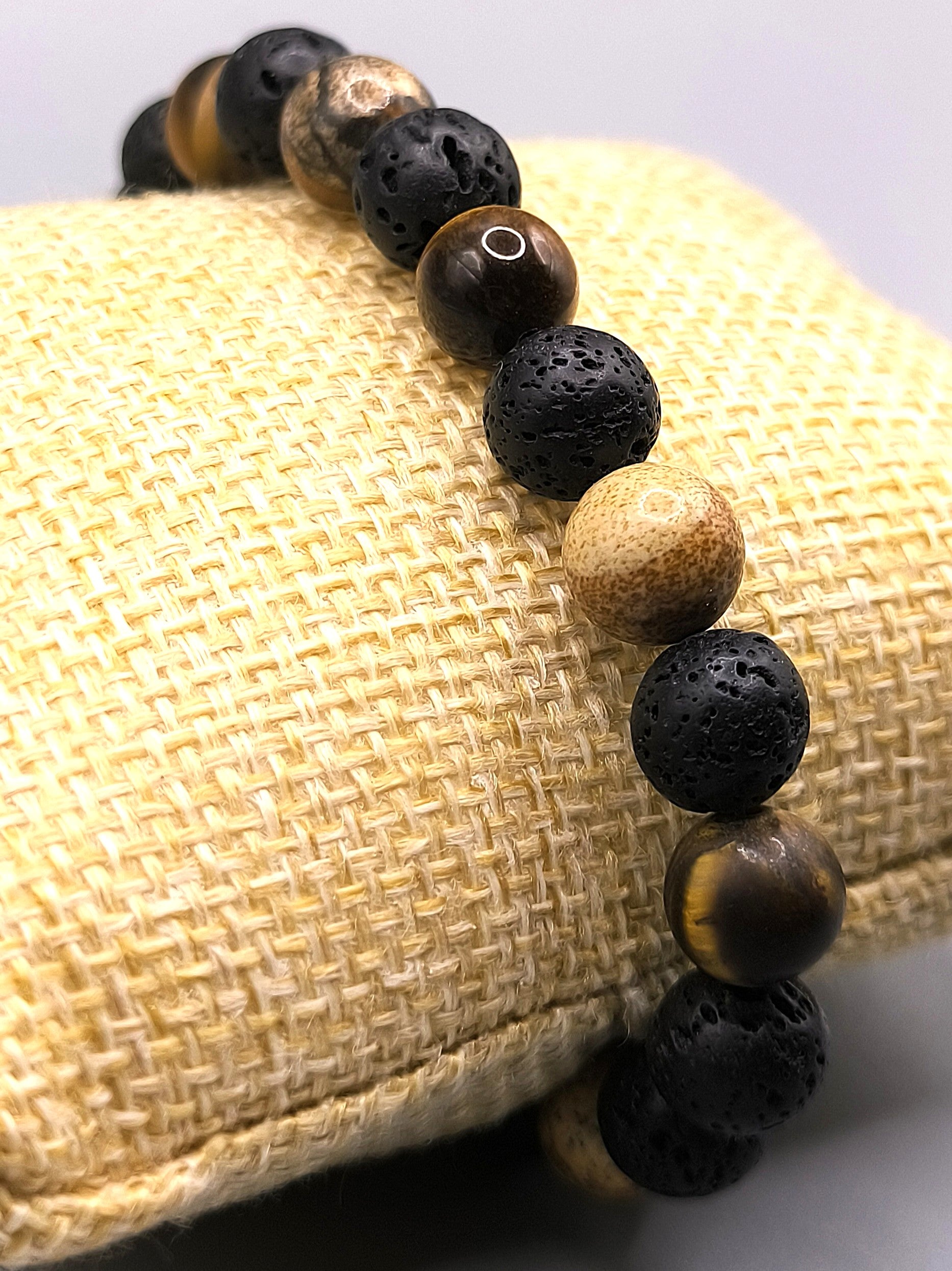 Perlenarmband aus Lavastein, Tigerauge und Jaspis für Herren