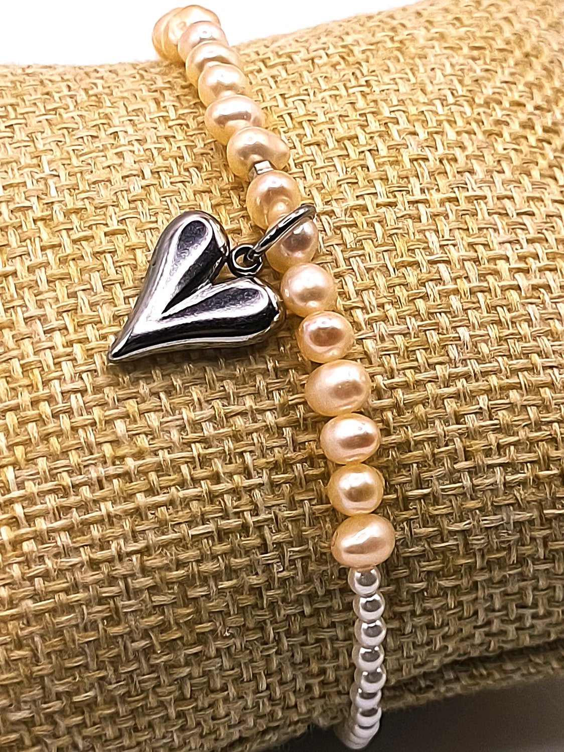 Perlenarmband aus Süßwasserzuchtperle und Edelstahlherz für Damen