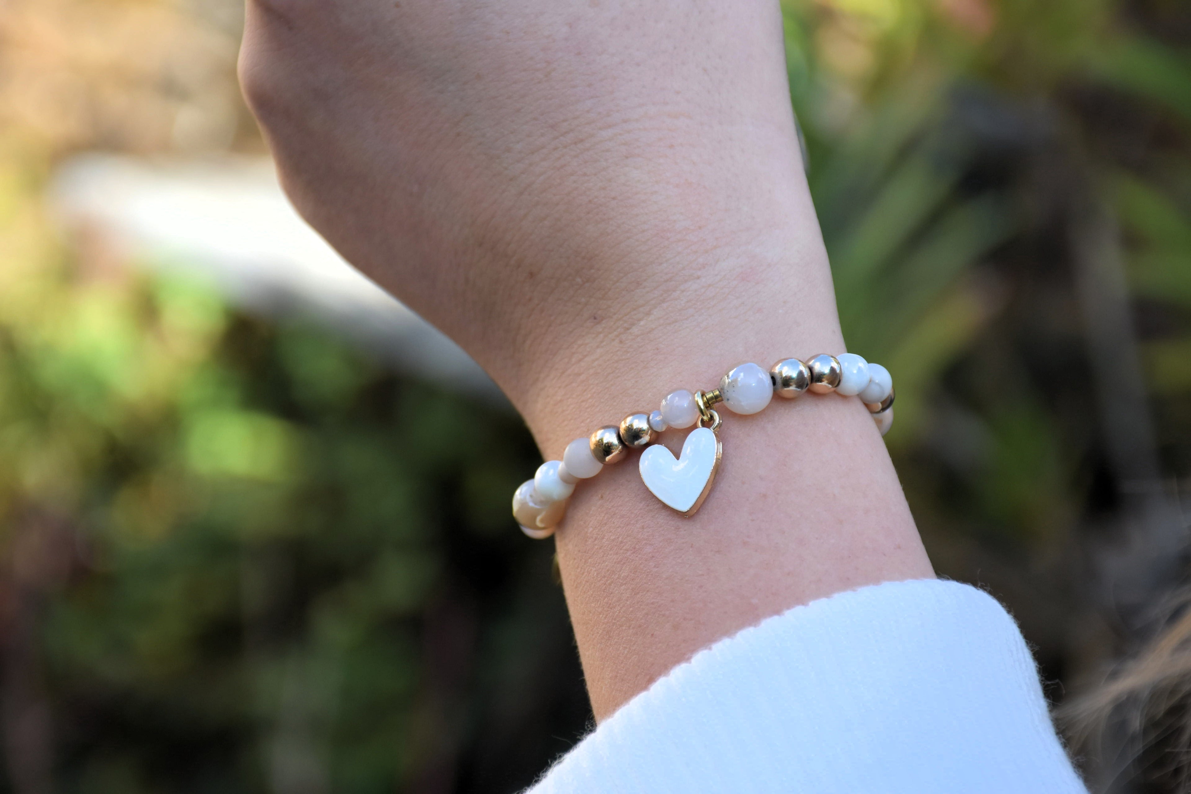 Perlenarmband aus Chrysokoll und Emaille-Herz für Damen